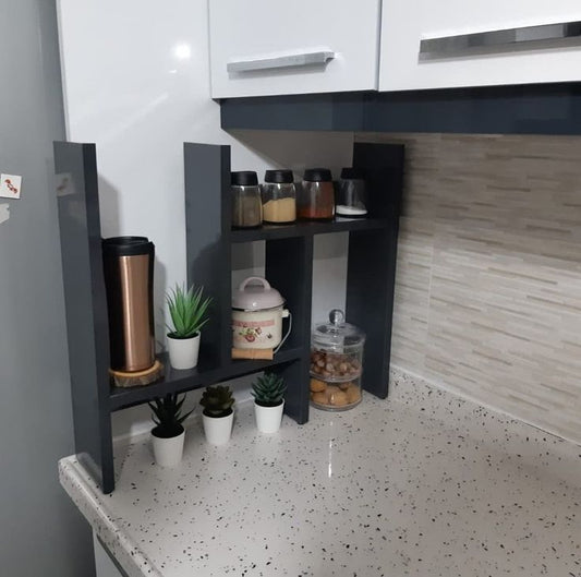 رف خشبي أنيق… الراحة والترتيب لي كنتي كاتقلب عليه!