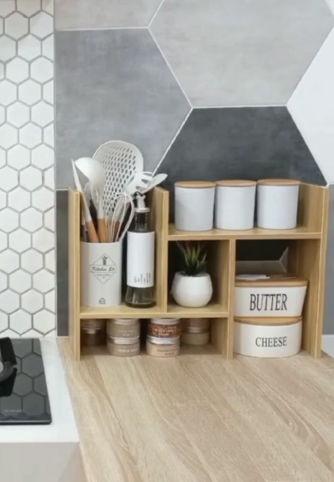 رف خشبي أنيق… الراحة والترتيب لي كنتي كاتقلب عليه!