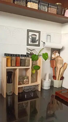 رف خشبي أنيق… الراحة والترتيب لي كنتي كاتقلب عليه!